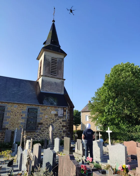 L'église et son cimetière, drone en vol au-dessus du clocher.