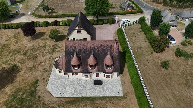 Le manoir vu du ciel, face à ses trois tourelles.