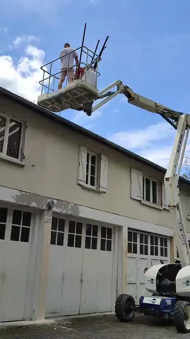 La nacelle déployée devant la façade du bâtiment.