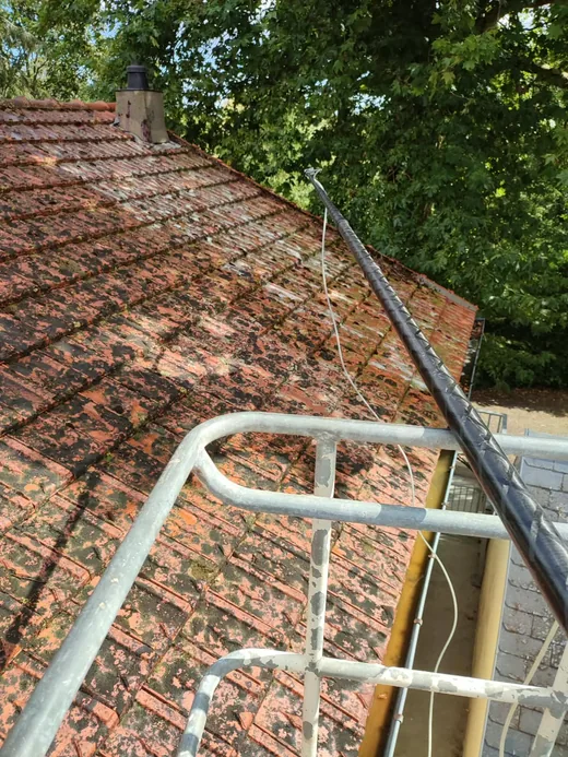 La perche posée sur le toit, vue depuis le panier de la nacelle.