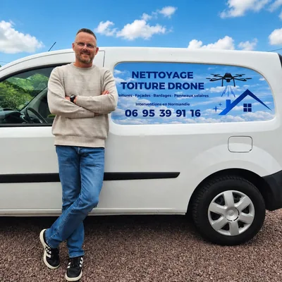 Nicolas Langlois, adossé à son utilitaire floqué « Nettoyage toiture drone ».