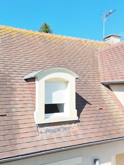La lucarne cintrée en zinc du pavillon, vue rapprochée au drone.