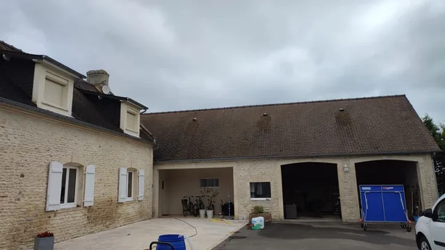 La cour de la longère, où s'installe la pompe.